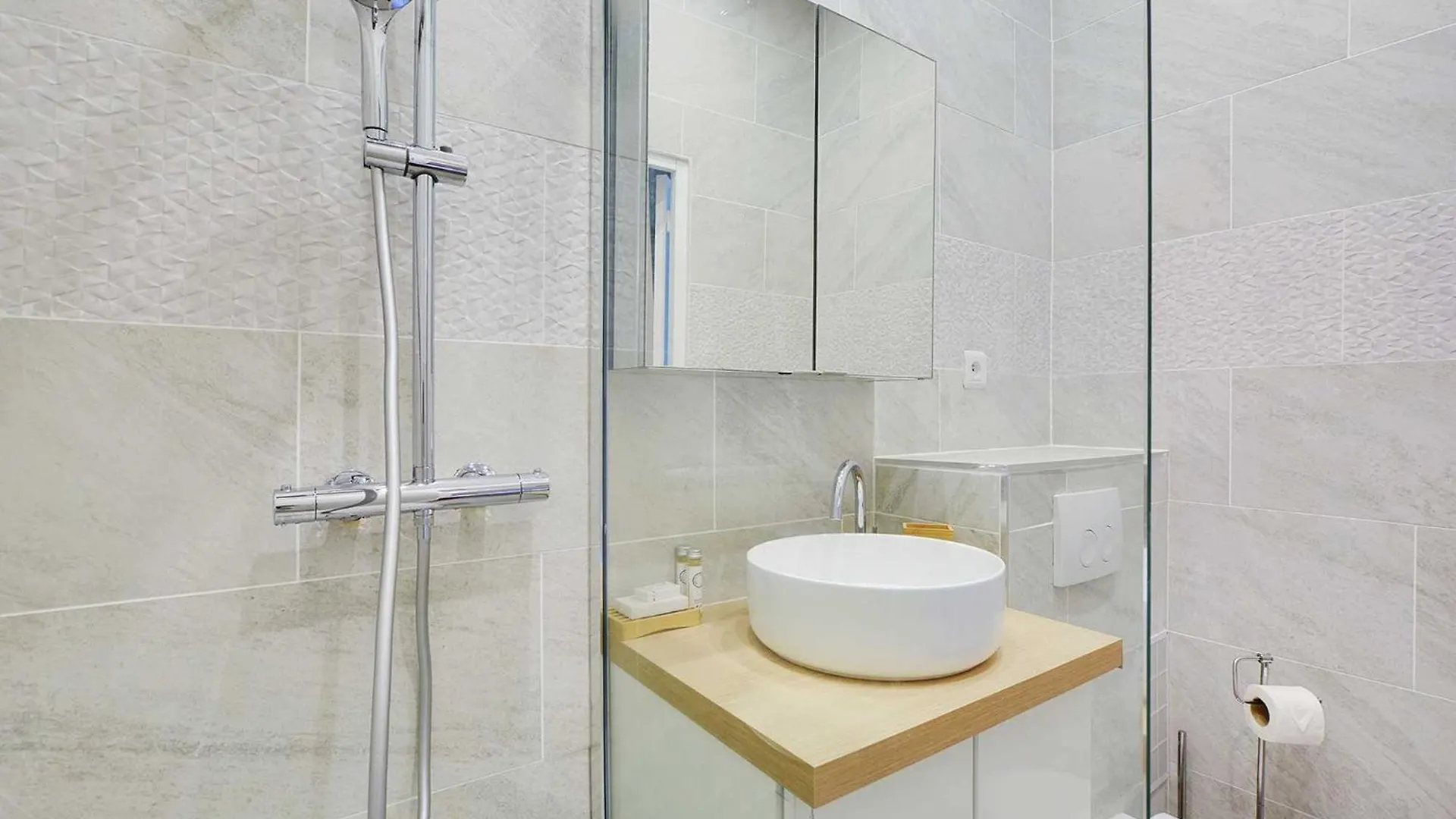 Chic Parisian Retreat - Alexandre Dumas 2C Apartment